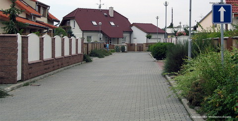 Dopravní značka „Jednosměrný provoz“ vymezuje úsek komunikace, kde je zakázáno: