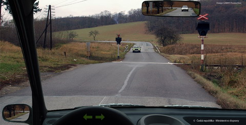 Vyobrazený železniční přejezd se nachází na pozemní komunikaci mimo obec. Jakou nejvyšší rychlostí můžete jet ve vzdálenosti 50 metrů před tímto přejezdem?