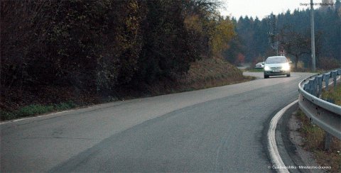 Při míjení osvětlených vozidel řidič musí: