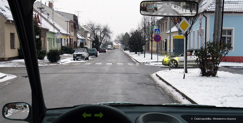 Mám, jako řidič automobilu z výhledu, za povinnost dát vozidlu přijíždějícímu zprava přednost v jízdě?