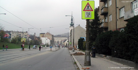 V situaci na obrázku musí řidič při řízení zohlednit, že: