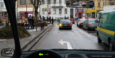 Na této frekventované pozemní komunikaci jste se zařadili do levého odbočovacího pruhu. Na křižovatce jste zjistili, že jste měli jet vpravo. Jak se zachováte?