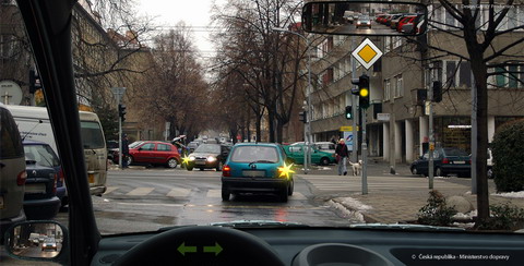 Svislé dopravní značky upravující přednost: