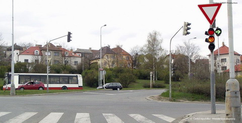 Za nejbližší dopravní značkou v daném případě: