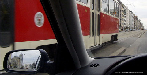 Řidič smí oddělený tramvajový pás přejíždět jen příčně. Může přitom omezit v jízdě tramvaj?