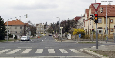 Světelný signál se současně svítícím červeným a žlutým světlem „Pozor“, znamená pro řidiče povinnost: