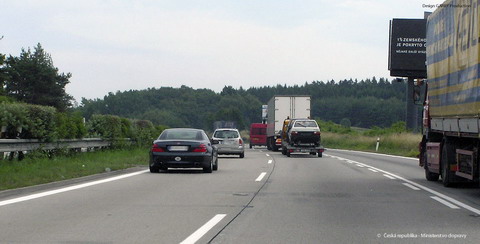Přípojné vozidlo, které jede v prostředním jízdním pruhu, má nejvyšší povolenou rychlost 75 km/h. Může toto vozidlo jet po dálnici?