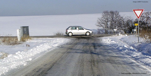 Pokud přijíždíte na tuto křižovatku, musíte dát přednost v jízdě všem vozidlům přijíždějícím: