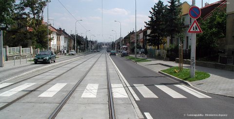 Řidiči motorových vozidel mohou vjet do vyznačeného středního pruhu pozemní komunikace:
