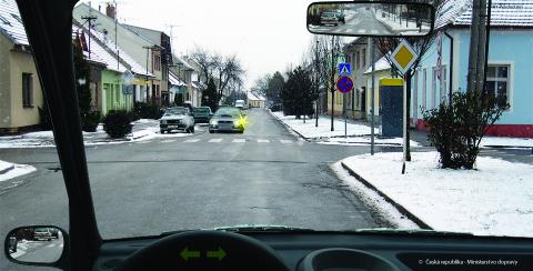 Vozidlo z výhledu projede křižovatkou jako: