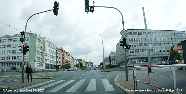 Signál žlutého světla ve tvaru chodce pro řidiče vozidla z výhledu znamená, že: