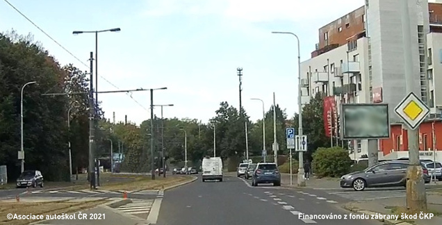 Smí se řidič vozidla z výhledu otočit do protisměru přes tramvajový pás?