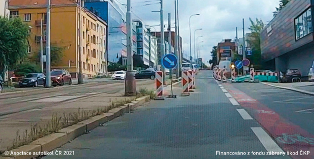 Řidič vozidla z výhledu při objíždění označené  překážky v provozu: