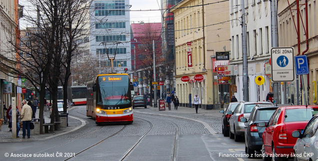 Řidič vozidla z výhledu se chystá odbočit vlevo. Musí dát přednost v jízdě tramvaji?