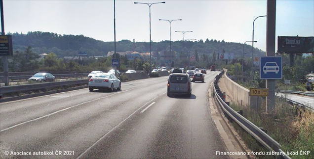 Jakou rychlostí můžete jet v obci jako řidič osobního automobilu z výhledu na vyobrazené situaci za nejbližší informativní značkou zónovou