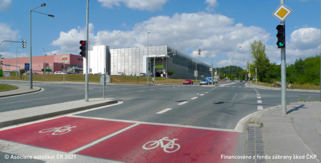 Ve zřízeném prostoru pro cyklisty na křižovatce se světelnými signály se mohou řadit pouze: