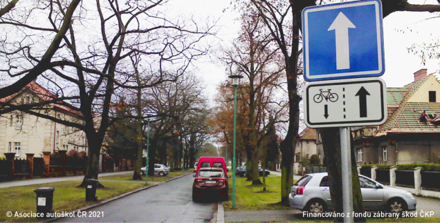 Za vyobrazenou dopravní značkou se můžete jako řidič motorového vozidla setkat