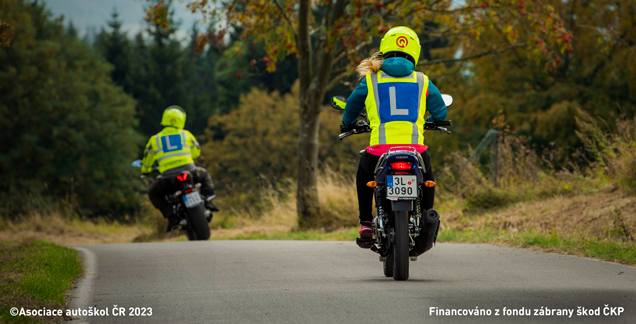 Jedete za dvěma motocykly, jejichž řidiči používají označení "L” (autoškola). Je vzhledem k bezpečnosti silničního provozu vhodné se zařazovat při předjíždění mezi tato vozidla?