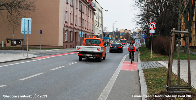 Je řidič motorového vozidla povinen dodržet bezpečný boční odstup (1,5 m resp. 1m) při míjení cyklisty, který se pohybuje stejným směrem ve vyhrazeném jízdním pruhu?
