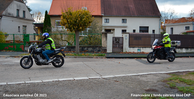 Můžete od řidiče motocyklu s označením "L" (žák autoškoly), který je v dalším vozidle doprovázen učitelem, očekávat, že se při řízení dopustí nějaké chyby, například nedání přednosti v jízdě?