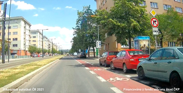 Řidič motocyklu na nejbližší křižovatce: