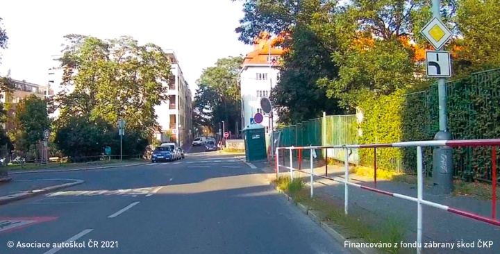 Řidič vozidla z výhledu hodlá pokračovat v jízdě v přímém směru. Přitom: