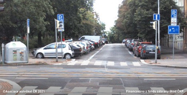 Může řidič jedoucí v přímém směru pokračovat za křižovatkou rychlostí 35 km/h?